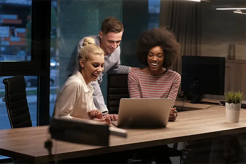 Tres personas felices que usan un cuaderno